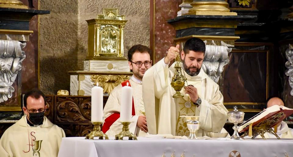 Emoción y alegria llenan la iglesia parroquial de Tordillos para vivir la primera eucaristía de su vecino Ciriaco García tras ser nombrado sacerdote
