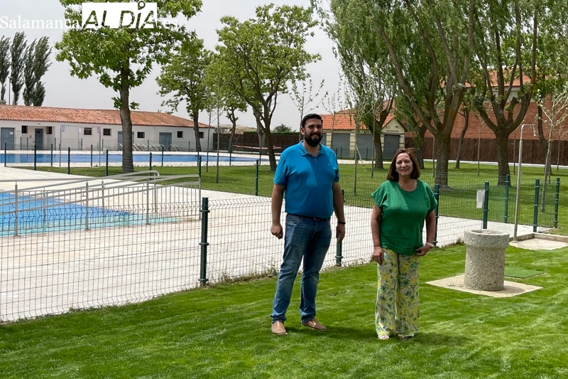 Más de 4.500 metros de césped renovado y una inversión global de 40.000 euros: Así se han preparado las piscinas municipales ante su inminente apertura