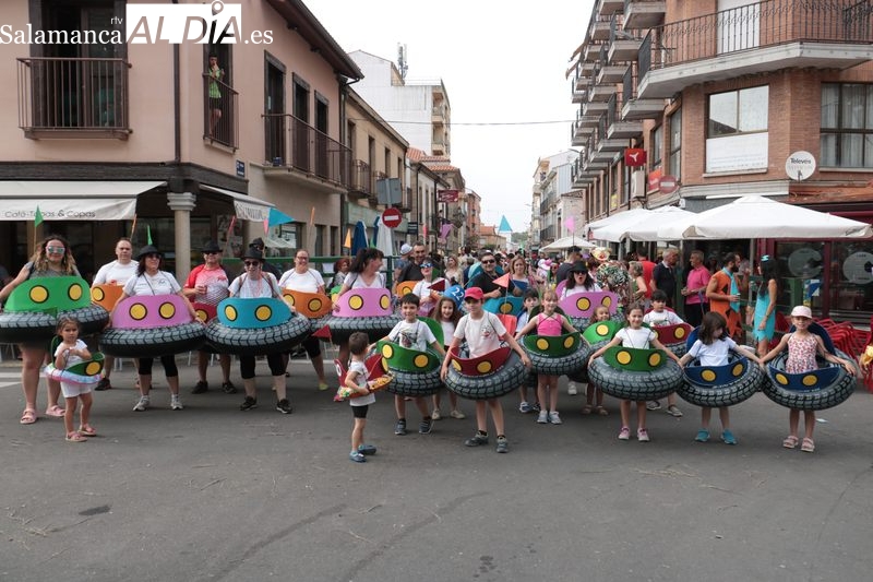 Esperado desfile de disfraces de las peñas con mil y un personajes