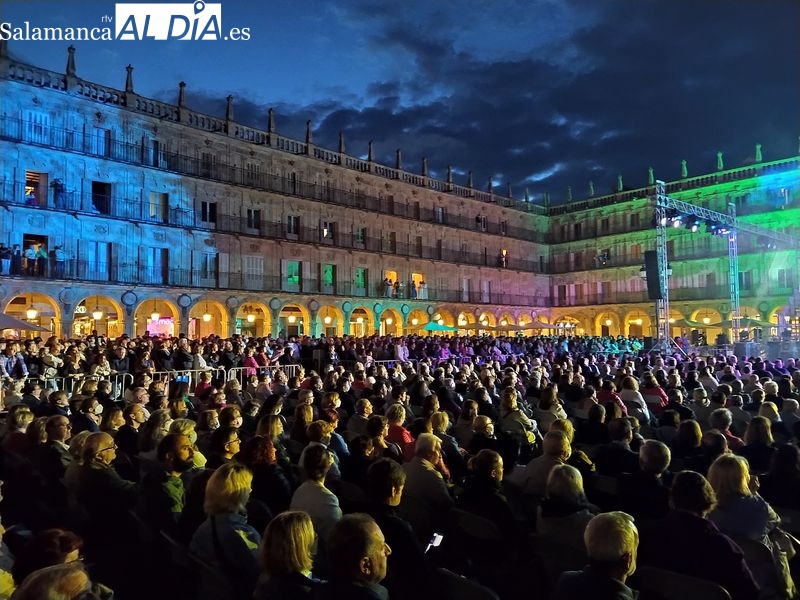 Emocionante recital de Carmina Burana ante una Plaza Mayor abarrotada
