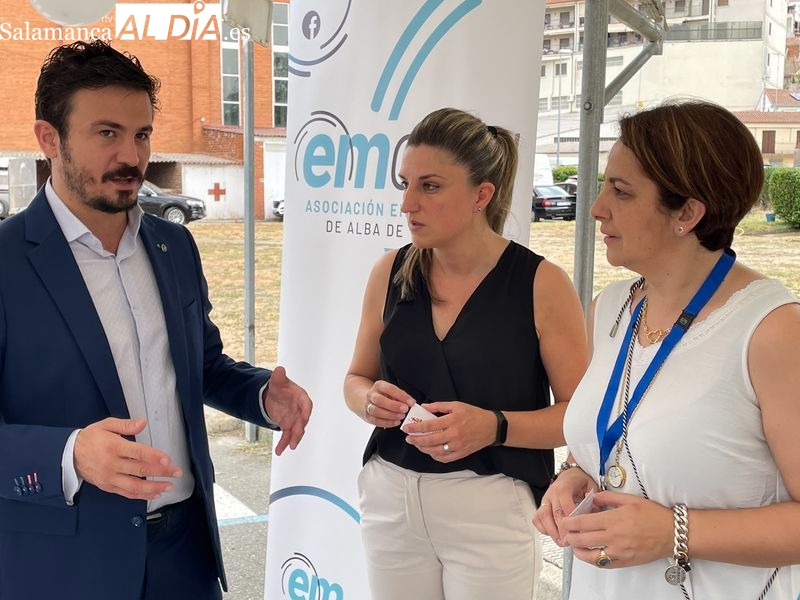 Antonio Rollán estrecha la mano a los empresarios albenses