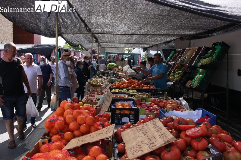 El mercadillo de Trabanca se adelanta al verano con una excelente afluencia de público