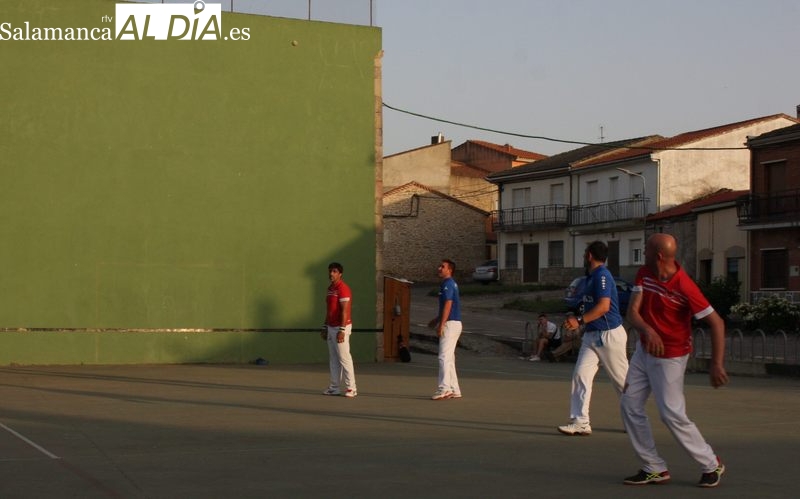 Tórrida y vibrante tarde de pelota a mano en El Milano por las fiestas de San Antonio
