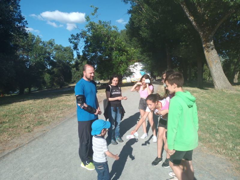 Los niños de Santa Marta se suman a la recogida de basuraleza en la Isla del Soto 