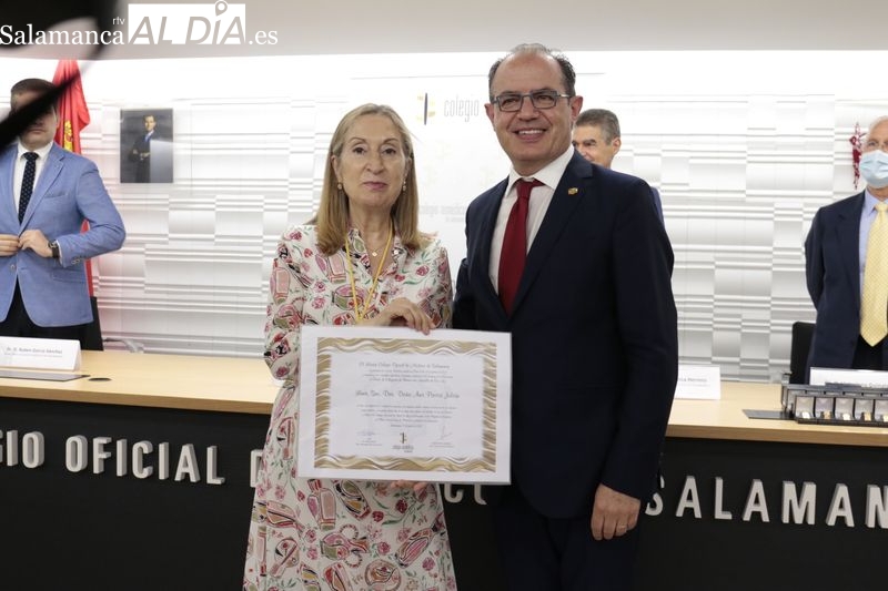 El Colegio de Médicos entrega su Medalla de Oro a la ex ministra de Sanidad