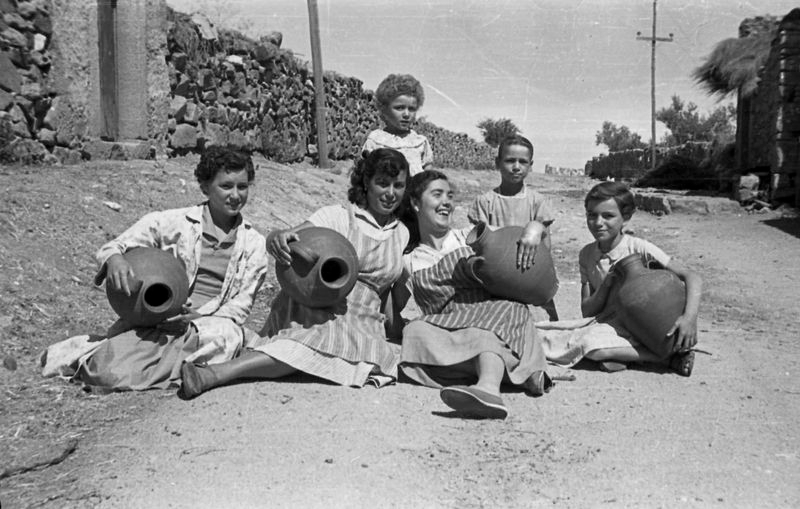 Aldeadávila acoge la exposición de fotográfos ambulantes Minuteros. Foto Muñoz y las identidades de La Raya