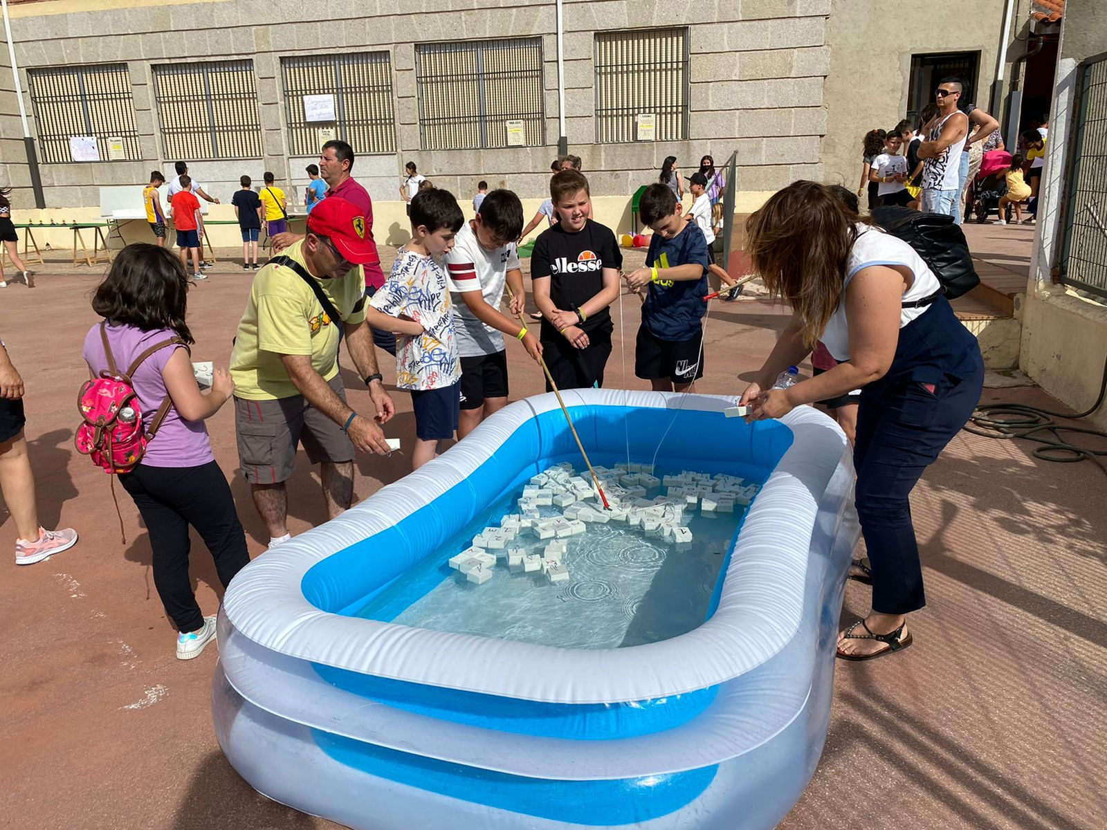 El final de curso llega al colegio La Encarnación con una animada feria y las graduaciones