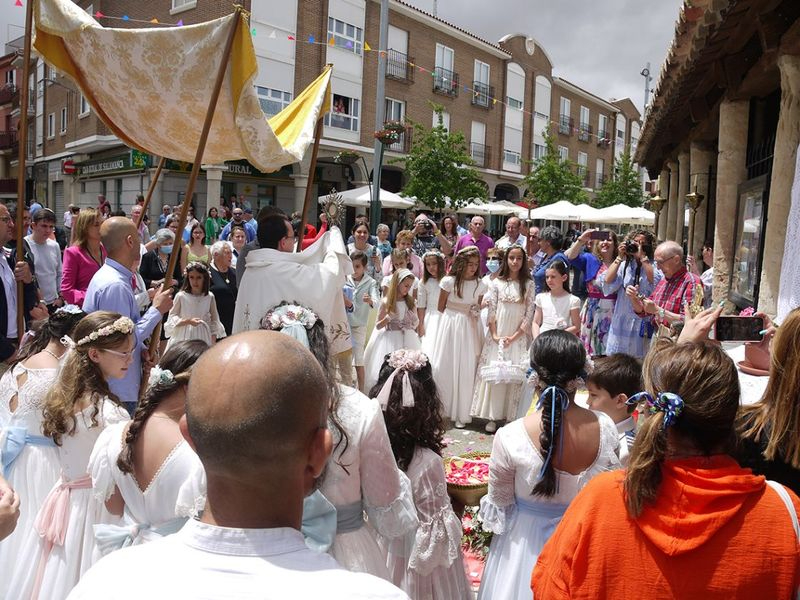 Emocionante procesión del Corpus en Carbajosa de la Sagrada