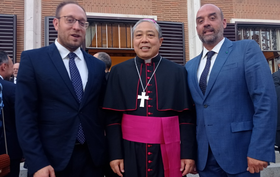 Marcos Iglesias y Ramón Sastre asisten a la recepción del Nuncio por el ‘Día del Papa’