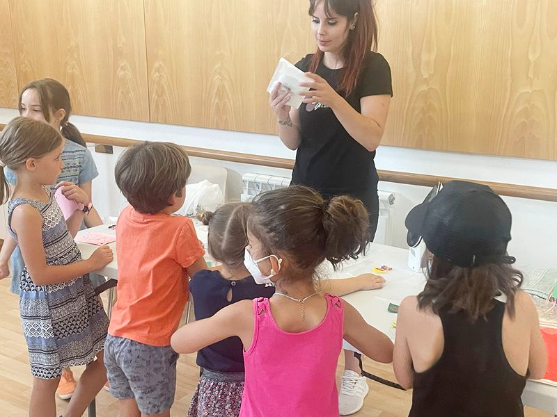 Niños y mayores disfrutan de las actividades festivas en Carbajosa de la Sagrada