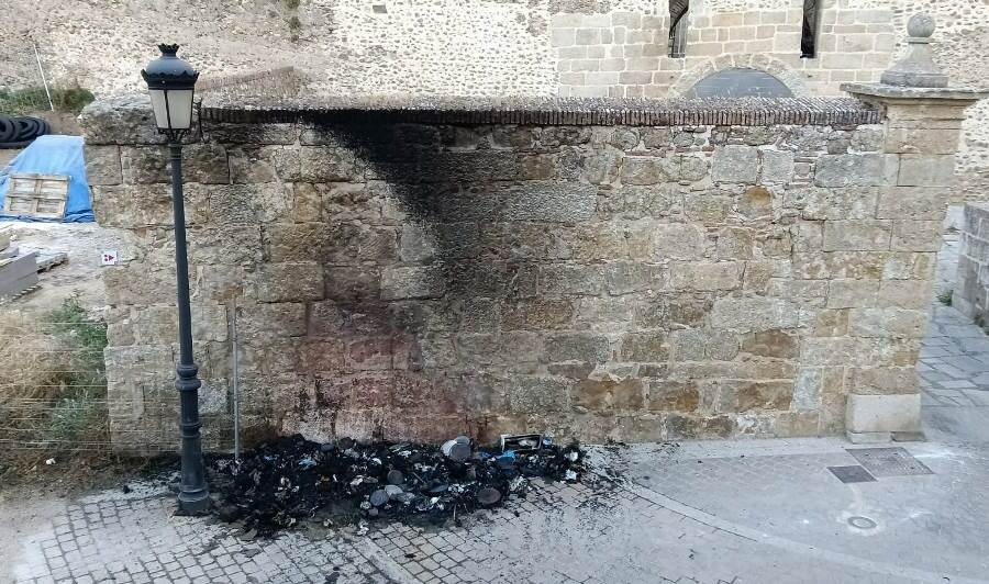 Calcinados dos contenedores situados junto a la Puerta de La Colada
