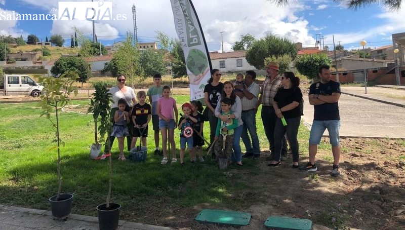 Los más pequeños viven con  intensidad en Villarino la plantación de 33 árboles
