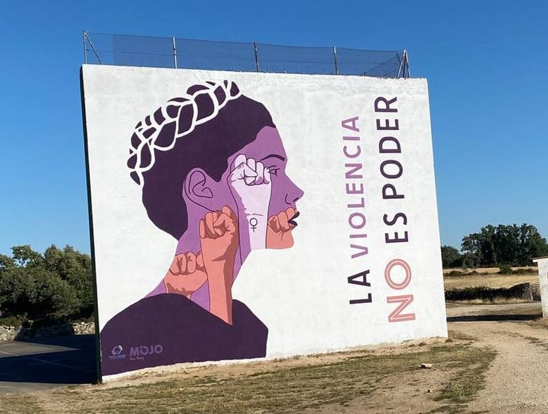 Barruecopardo dice ‘no’ a la violencia machista con un gran mural pintado en el frontón