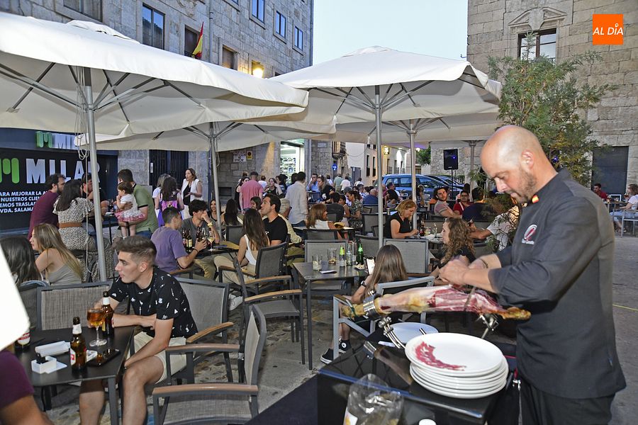 O.C. celebra su aniversario deleitando a sus clientes y amigos con música en directo