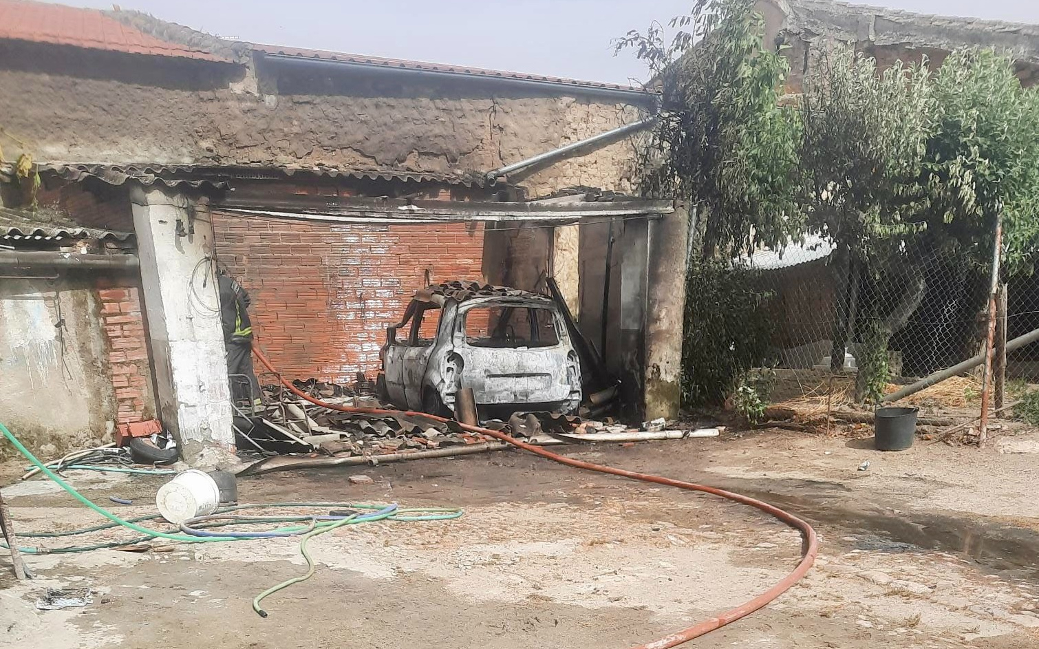 Sofocado un incendio en un vehículo estacionado en una vivienda de Cantalapiedra
