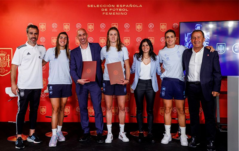 Acuerdo histórico para igualar las primas de la Selección femenina con las que reciben en la masculina
