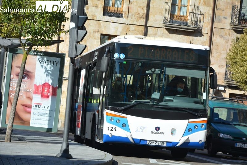 Piden reducir a la mitad el precio de los abonos del bus urbano y el Ayuntamiento está dispuesto a bajarlo un 30%