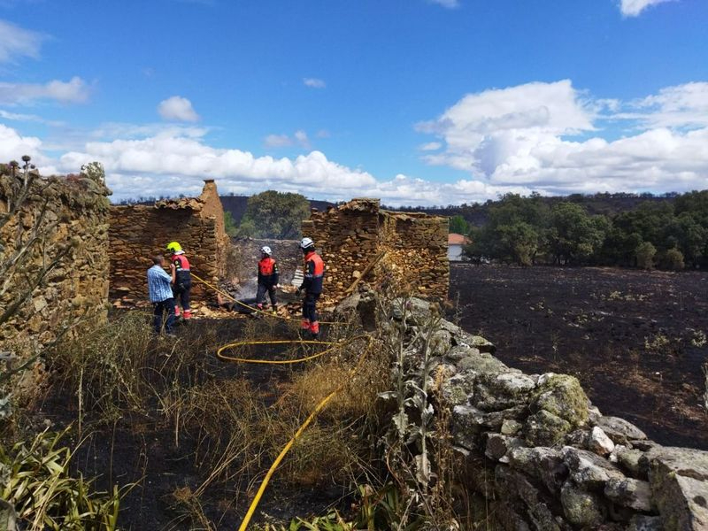 Los bomberos del Ayuntamiento de Salamanca se suman al operativo en la Sierra de la Culebra