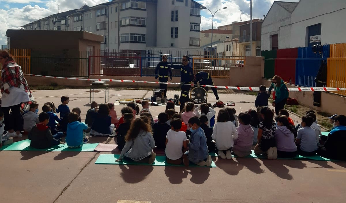 El CEIP Severiano Montero despide el curso en bicicleta hasta Aldeaseca y con una llamativa exhibición de Bomberos
