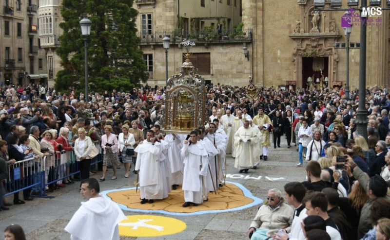 El obispo de Salamanca anima a una participación masiva en la fiesta del Corpus de este domingo