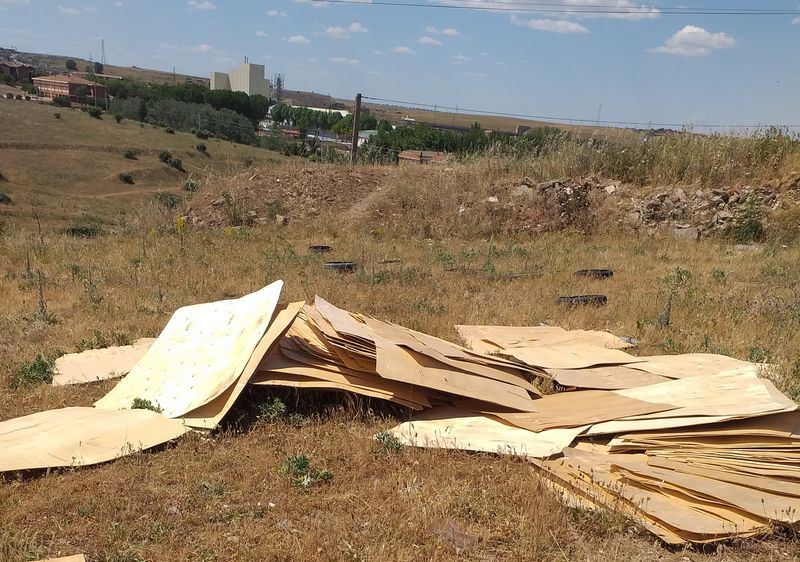 Vecinos de Tejares denuncian la escombrera de la calle Muñovela 