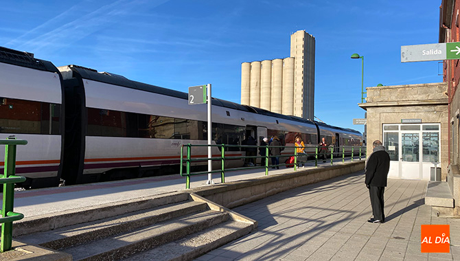 Masiva petición popular y política para restablecer la venta presencial de billetes de tren en la estación de Peñaranda 