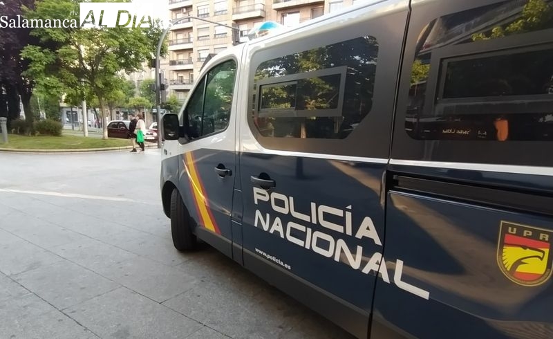 Destroza la puerta de una tienda en la avenida de Portugal y queda herido para robar 50 euros