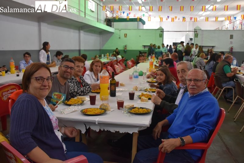 Vecinos degusta una rica y solidaria paella 