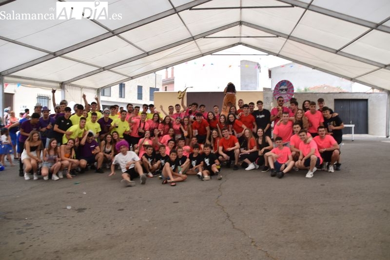 Las peñas llenan de colorido las fiestas de Cabrerizos