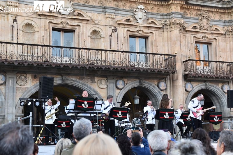The British Armys Salamanca Band llena de música la Plaza Mayor 