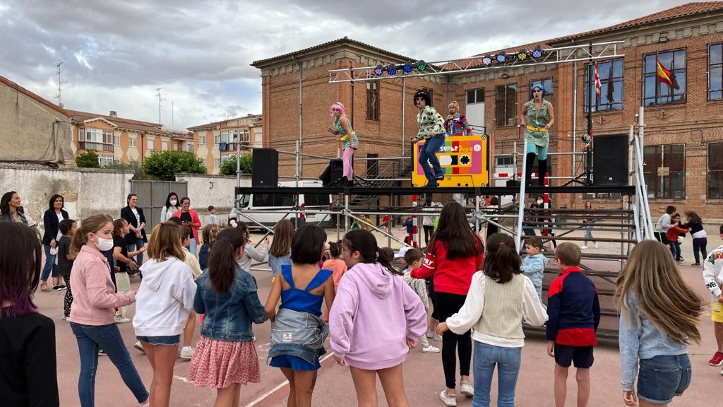 Diversión, color y bailes despiden el curso en el CEIP Miguel de Unamuno