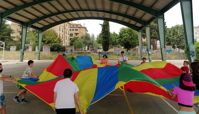 Más de 150 de niños de siete asociaciones salmantinas disfrutarán un novedoso juego con hinchables