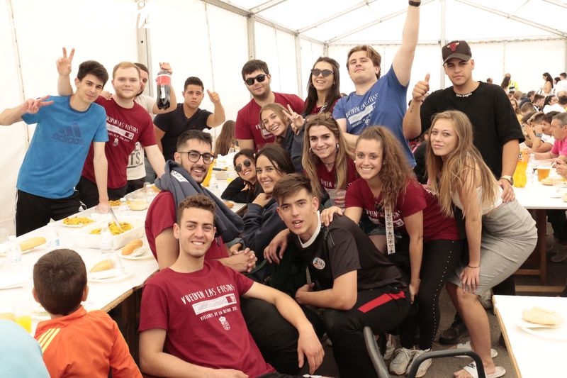 Cerca de 1.400 comensales en la paella popular de Villares de la Reina