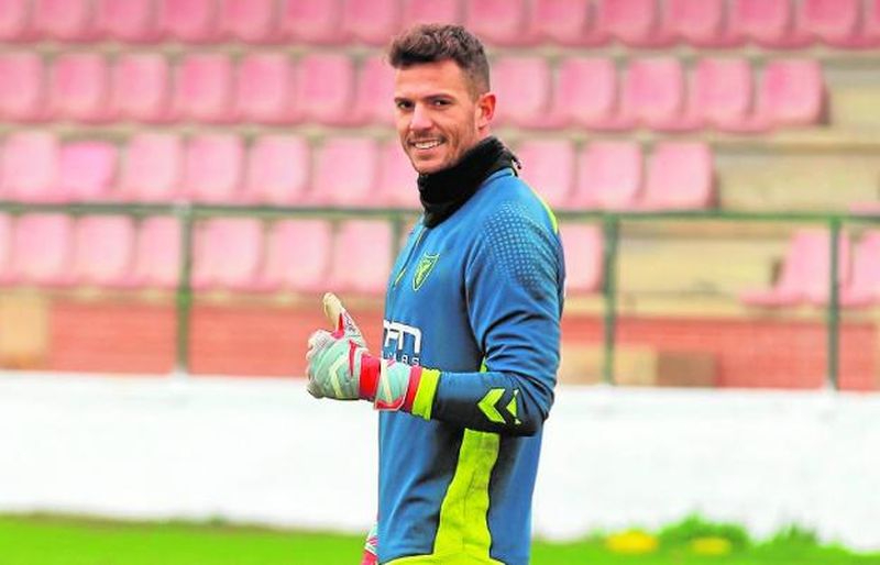 El portero Pedro López, en la lista de jugadores que maneja Unionistas