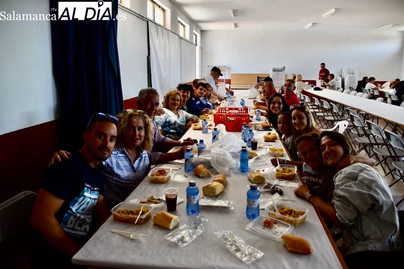 La paella popular triunfa entre los vecinos de Pelabravo