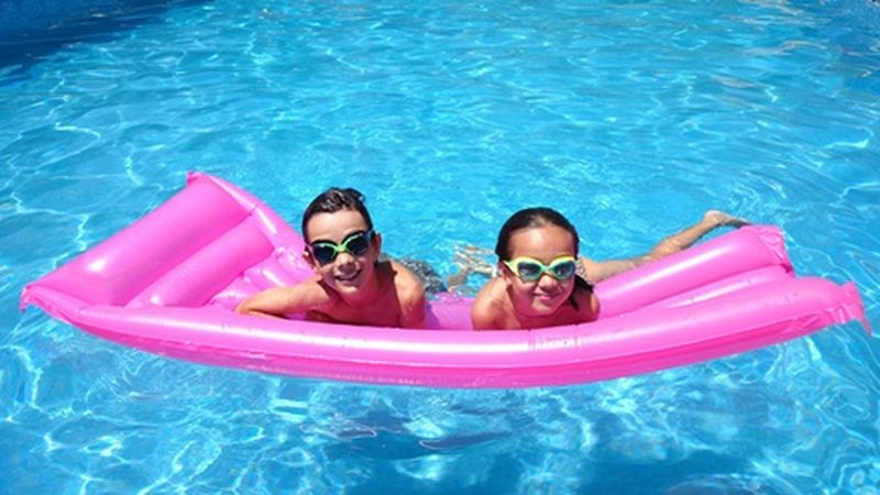 Chalecos o manguitos: ¿cuáles garantizan más seguridad en el agua? 