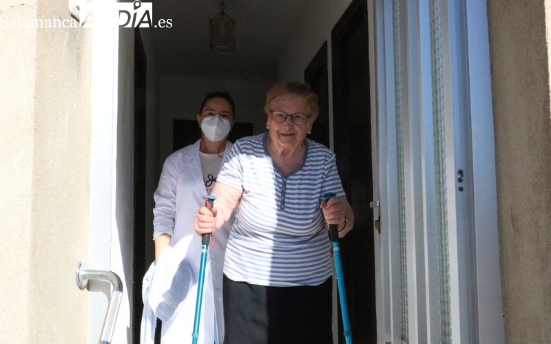 Atención a personas mayores en sus domicilios, salida laboral en el medio rural y una cuestión de felicidad