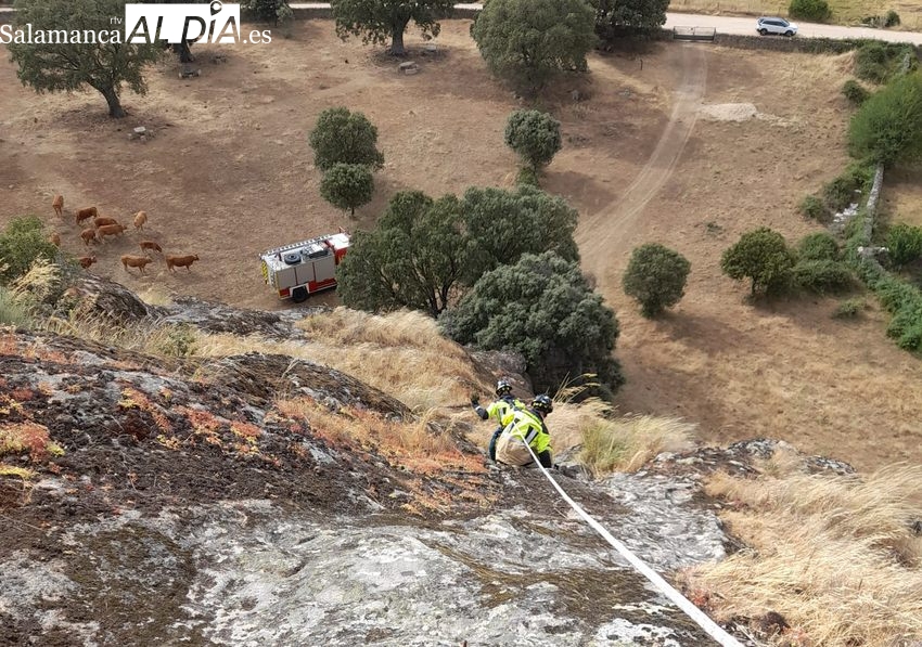 Los Bomberos de Vitigudino rescatan a una mujer en La Peña