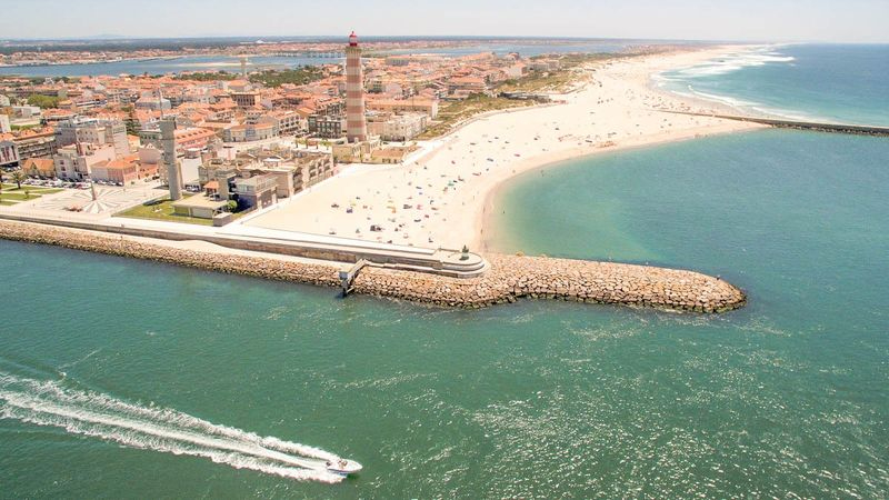 Barra y Costa Nova estrenan verano ondeando su Bandera Azul y de Calidad Oro
