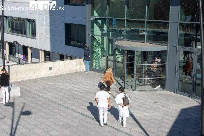 ¿Cuál es la carga asistencial del Hospital Universitario salmantino?