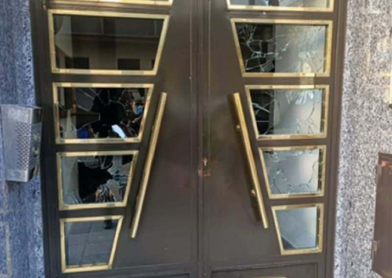 Destroza un portal de la calle Príncipe de Vergara con una maza de hierro porque quería agredir al novio de su expareja