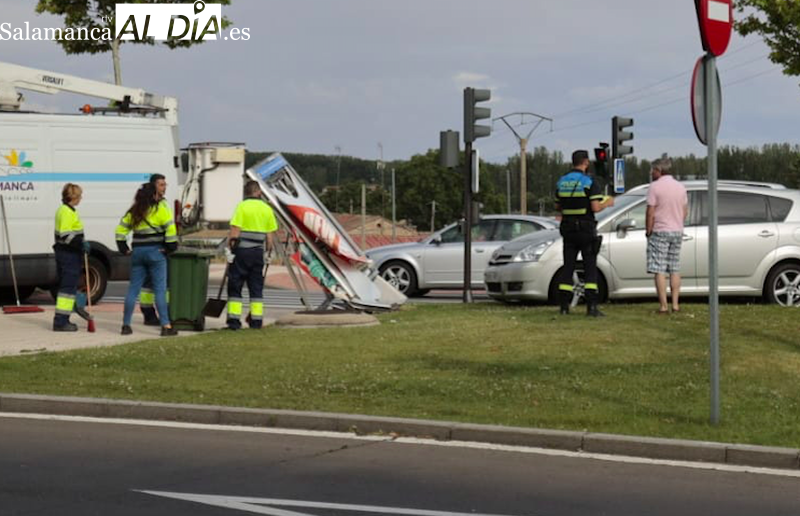 Empotra su coche contra una marquesina en la glorieta Beatriz de Suabia 