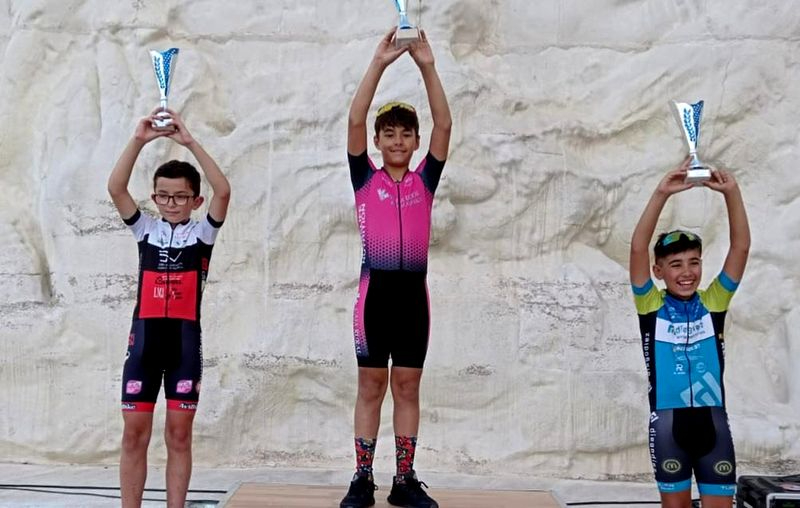 Los hermanos salmantinos Emma y Samuel Zapatero triunfan entre los ciclistas alevines y promesas de la Comunidad