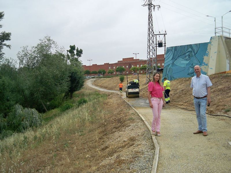 El Ayuntamiento acondiciona los caminos del nuevo tramo del paseo fluvial y planta nuevas especies silvestres