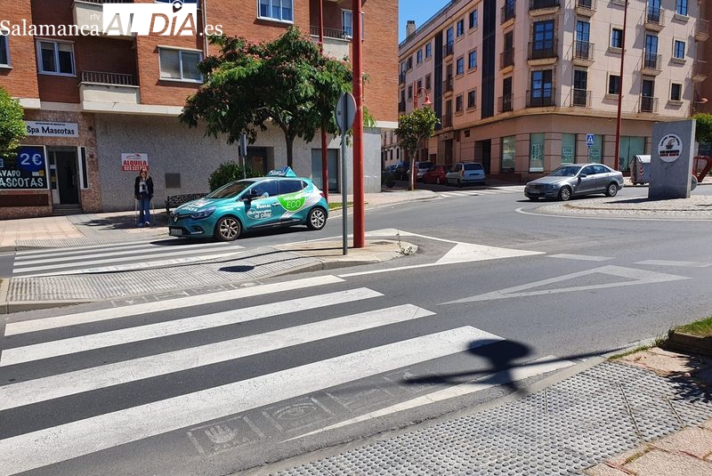 Evacuada en ambulancia tras un atropello en la travesía de Santa Marta