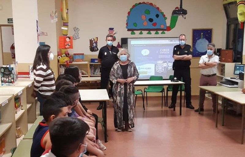  Una treintena de alumnos recibe su carnet de ciberexpert@