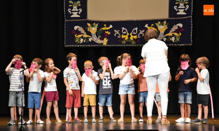 Los más peques de la Escuela de Música, junto a los de flauta y coro, muestran lo aprendido este curso