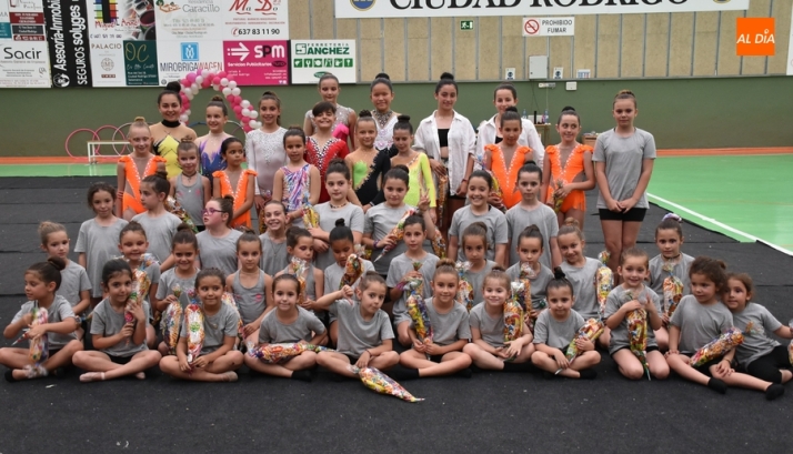 La Escuela de Gimnasia Rítmica muestra a sus familias lo aprendido