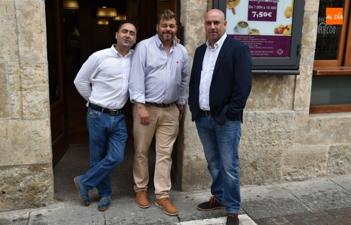 Eh, sácanos una foto: De vermú tras la procesión