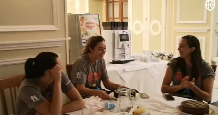 La fiesta del Perfumerías Avenida con la selección española: centenarios de Silvia y Leo... más cumple de Cazorla